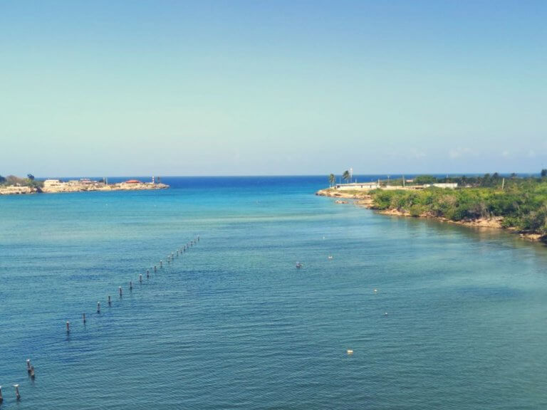 Hellblaue Bucht Jaruco und Blick auf den Ozean