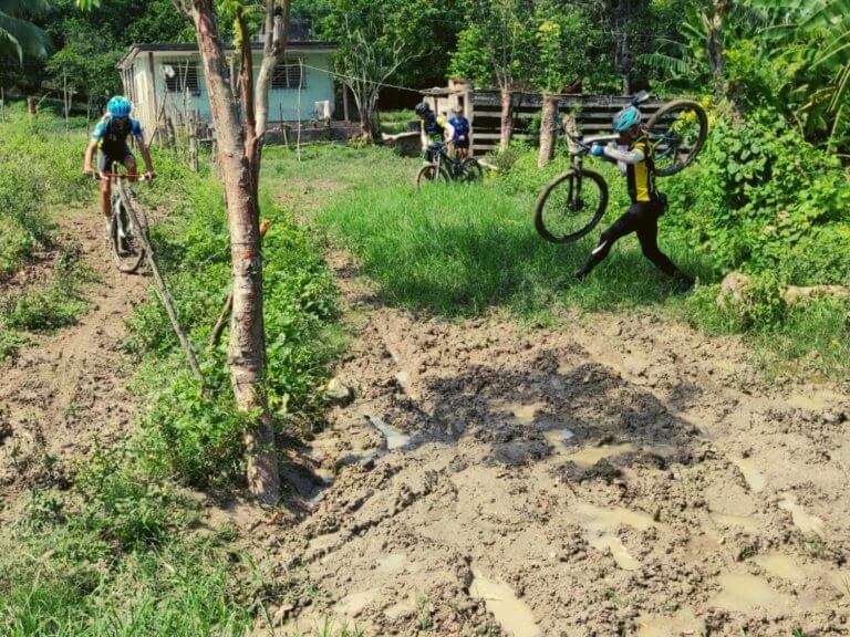 Mountainbike Tour Kuba - Wasserholen beim Bauern