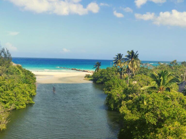 weißer Sandstrand von Playa Jibacoa mit Palmen