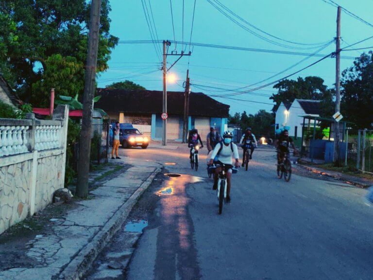 Zelten in Kuba - Radfahrer im Morgengrauen