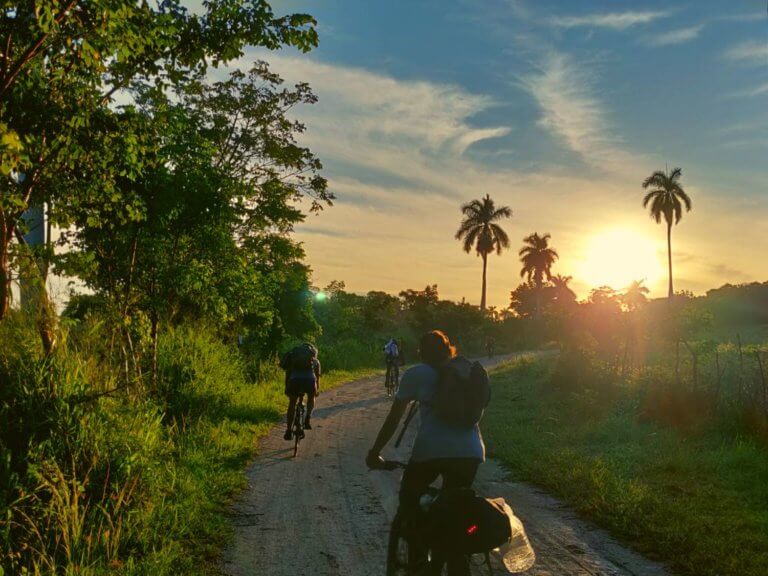 radfahren in der Morgensonne in der kubanischen Pampa