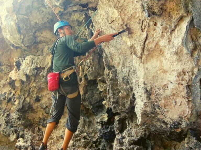 Abklopfen der hohlen Stellen an der Kletterwand von Cojimar