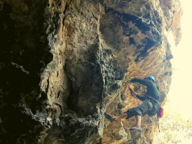 Säubern der neuen Kletterwand in Cojimar