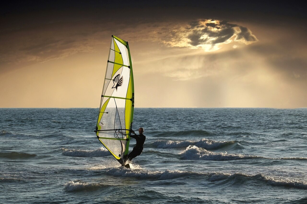 windsurfing-2298647_1280