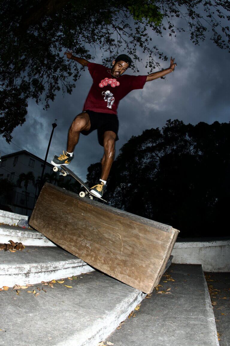 Skater mit selbstgebauter Rampe in Kuba